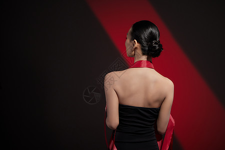 气质时尚美女与红色丝带背影图片