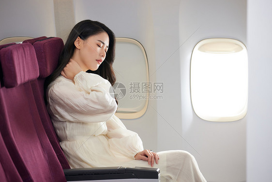 年轻美女坐飞机疲劳图片