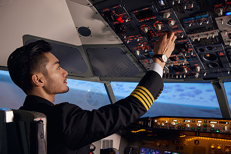 客机机舱男性飞行员驾驶飞机背景