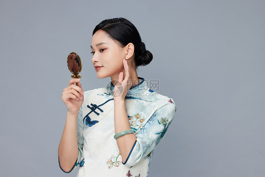 古风美女照镜子图片