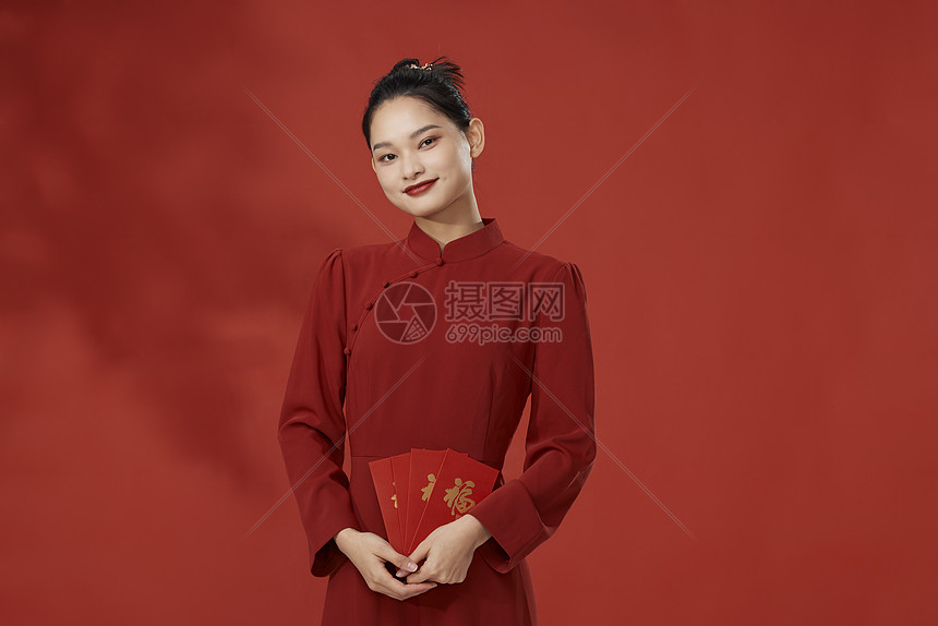 手拿红包的复古新年国风美女图片