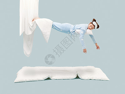 睡衣少女悬浮在空中图片