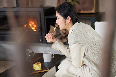 休闲在家吃甜品的女性图片