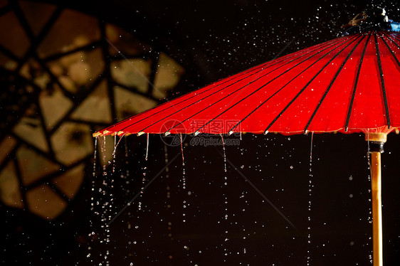 雨中的中国传统古风油纸伞图片