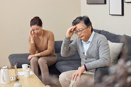 中年夫妻头疼老年夫妻吵架头疼背景