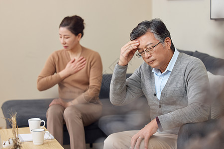 中年夫妻头疼老年夫妻吵架头疼背景