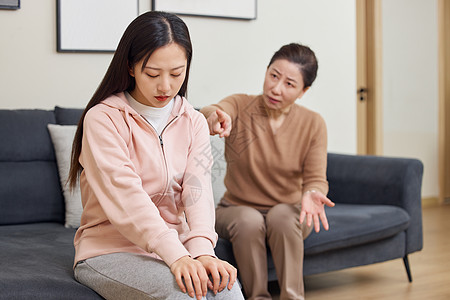 被母亲责骂的女儿图片