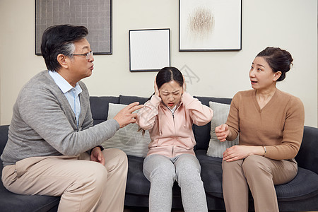 父母吵架痛苦的女儿捂耳朵高清图片