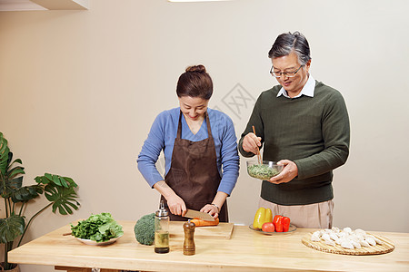 恩爱的老年夫妻包饺子高清图片