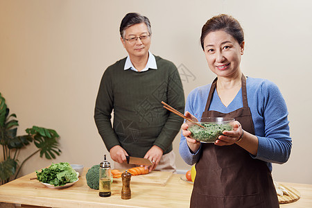 老年夫妻节假日在家包饺子背景