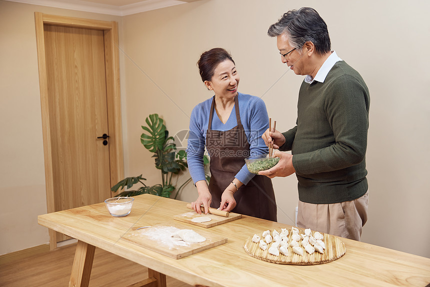 老年夫妻节假日在家包饺子图片