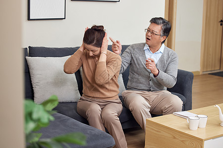 中年夫妻吵架女性捂耳朵背景图片