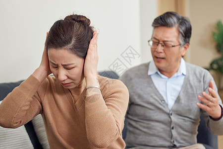 中年夫妻吵架女性捂耳朵高清图片