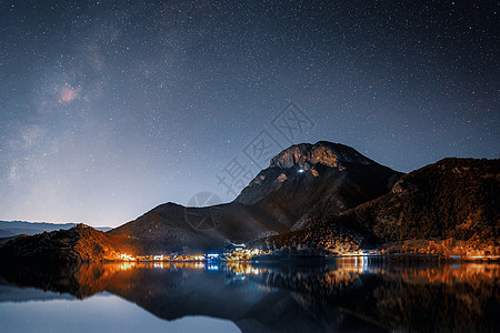 云南泸沽湖女神山星空背景