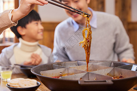 火锅店涮毛肚特写高清图片