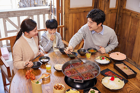 火锅店吃重庆火锅的幸福家庭高清图片