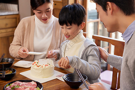 生日party一家三口火锅店切蛋糕开心过生日背景