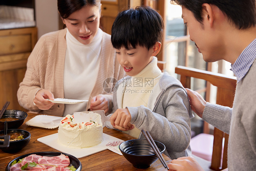 一家三口火锅店切蛋糕开心过生日图片