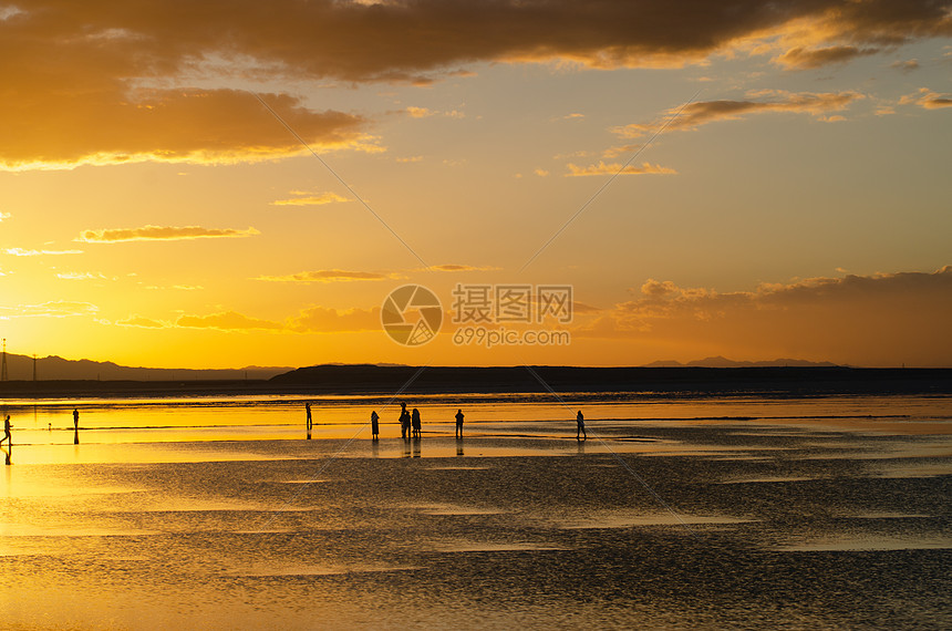 青海茫崖翡翠湖的日落晚霞图片