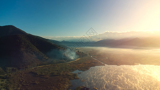 清晨泸沽湖航拍四川泸沽湖草海云雾背景