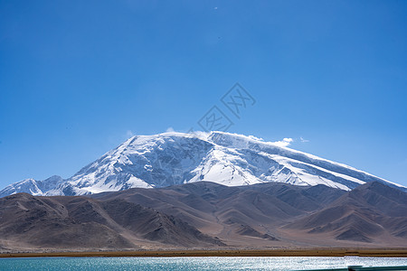 喀拉库勒湖新疆塔县帕米尔高原慕士塔格峰背景