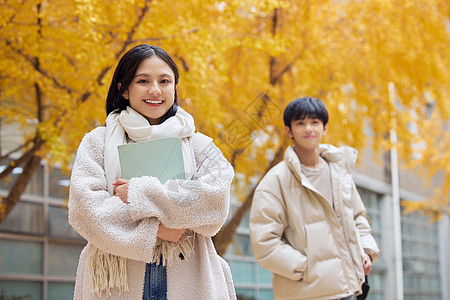 手拿书本的年轻女大学生图片