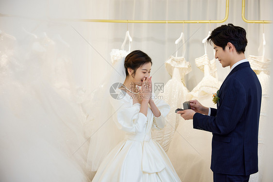 婚纱店被求婚的女性图片