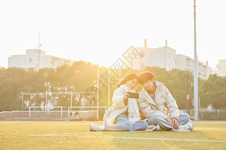 校园操场年轻大学生情侣自拍背景