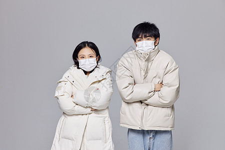 冬季戴口罩的青年男女寒冷形象图片
