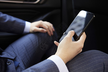乘客坐在车里使用手机特写图片