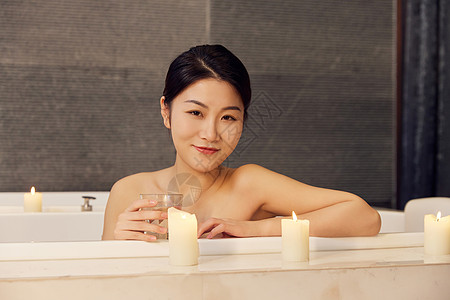 夜晚浴缸泡澡的女性形象背景图片