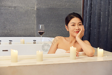 浴缸泡澡享受生活的年轻女性背景图片