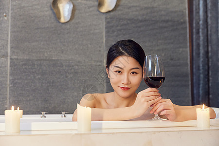 浴缸泡澡品红酒的女性图片