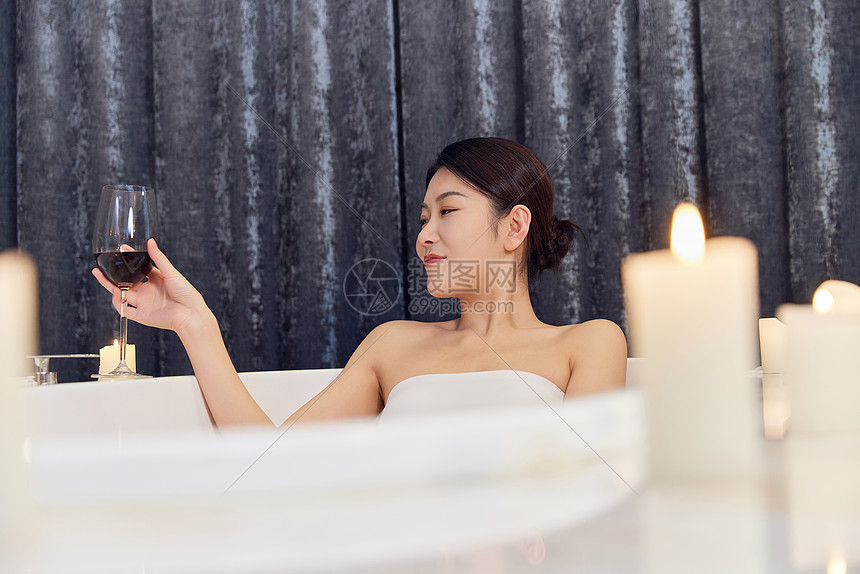 青年女性浴缸泡澡享受生活图片