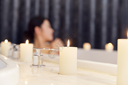 夜晚浴缸泡澡的女性背景图片