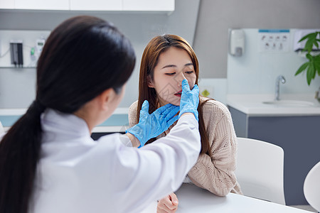 医生给美女诊断鼻部问题背景图片