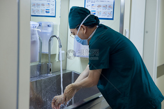 手术室外医生洗手图片