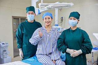 患者坐在手术台上和医生合照图片