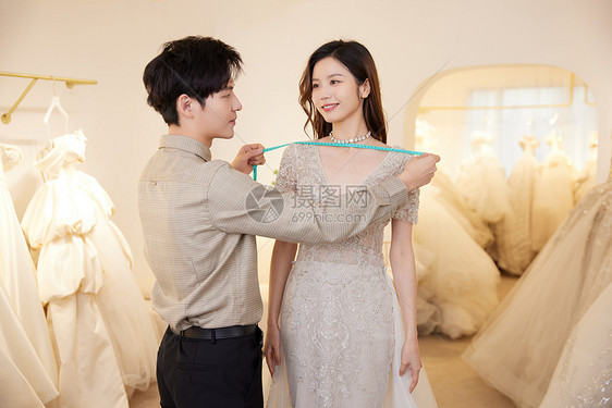 婚纱设计师为顾客定制婚纱图片