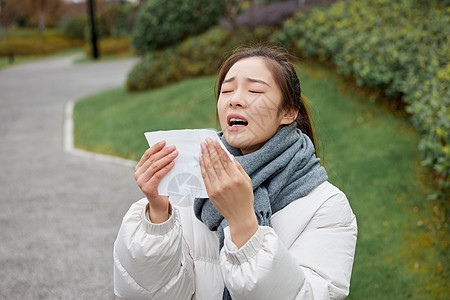 女性户外过敏打喷嚏图片