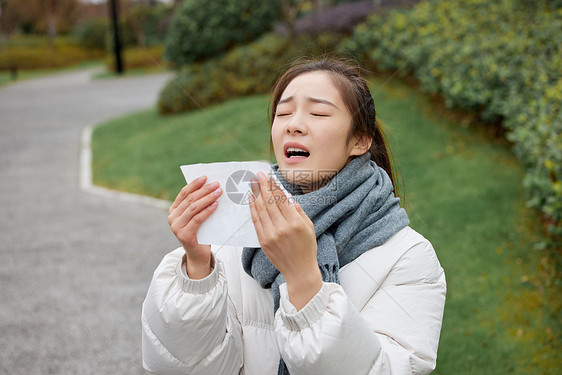 女性户外过敏打喷嚏图片