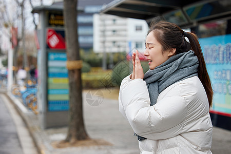 女性户外过敏鼻炎打喷嚏高清图片