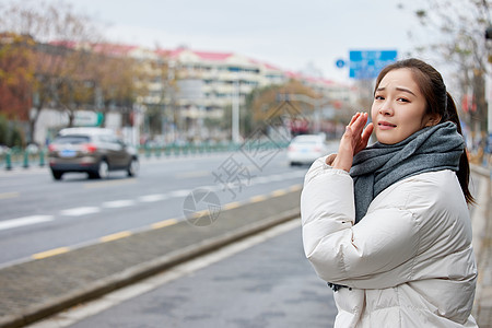 女性户外过敏鼻炎打喷嚏图片