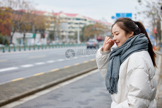 闻到尾气鼻子不舒服的女性图片