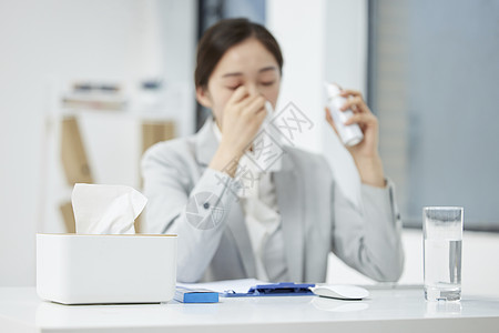 洗鼻器使用鼻炎喷雾的职场女性背景