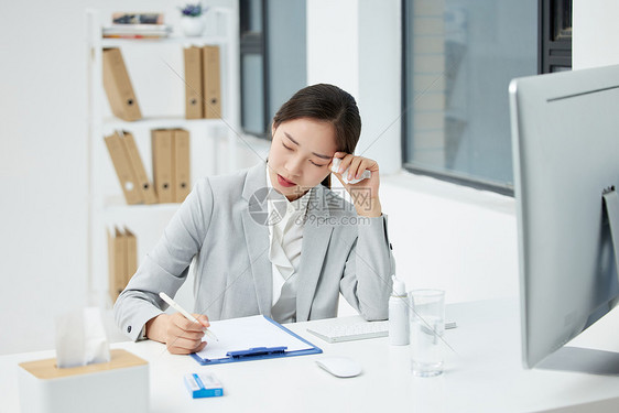 季节性鼻炎难受的职场女性图片