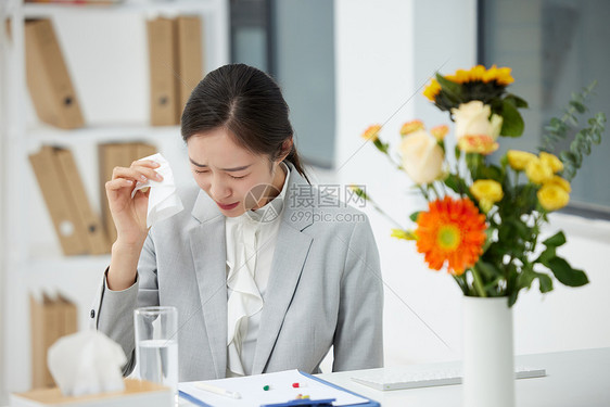 花粉过敏难受的职场商务女性图片