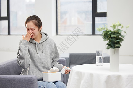 居家女性花粉过敏难受打喷嚏图片