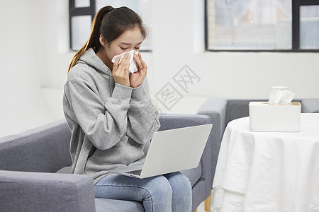 室内过敏擦鼻涕的女性高清图片