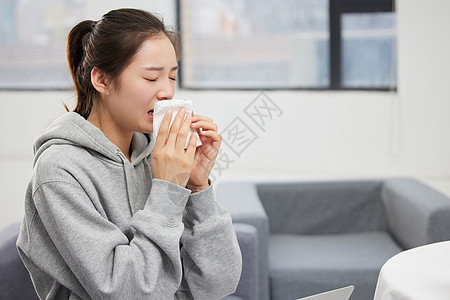 雾霾空气室内过敏流鼻涕的女性背景